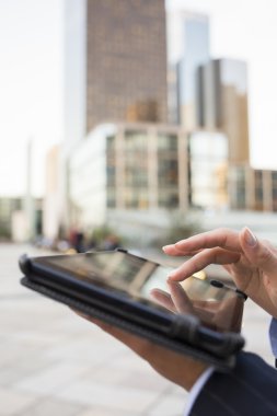iş kadını onun dijital tablet çalışma ortamında kullanma
