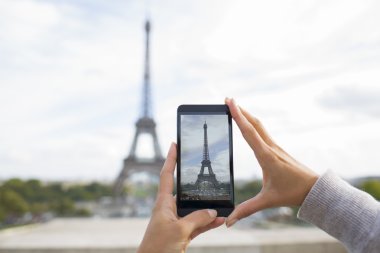 Paris'te Eyfel Kulesi resimleri cep telefonunu alarak kadın