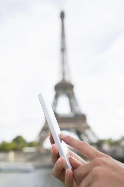 Woman using her cell phone, background Eiffel Tower — Stock Photo, Image