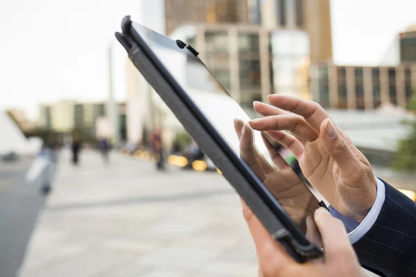 Geschäftsfrau nutzt ihr digitales Tablet im Arbeitsumfeld — Stockfoto