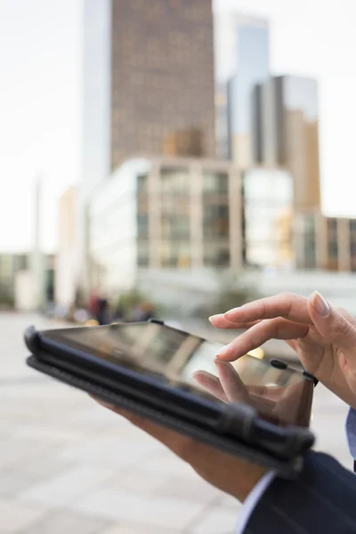 Geschäftsfrau nutzt ihr digitales Tablet im Arbeitsumfeld — Stockfoto