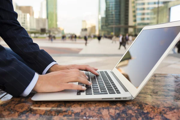 Empresária usando seu laptop no ambiente de trabalho, construção — Fotografia de Stock