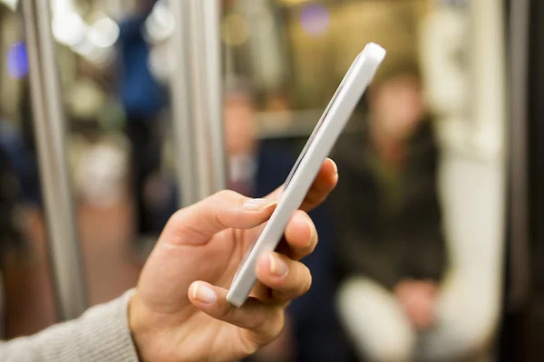 Femme utilisant son téléphone intelligent devant la Tour Eiffel — Photo