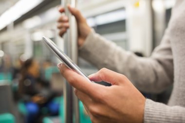 akıllı telefonunu kullanarak çalışma ortamında iş kadını
