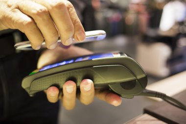 adam cep telefonu, Giysi stor nfc teknolojisi ile ödeme