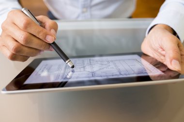 kalemi ve dijital tablet pc çalışan mimar