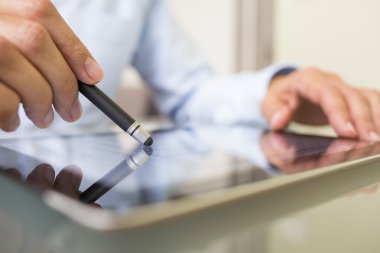 Adam kalemi ve dijital tablet pc çalışma Close-Up