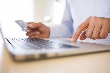 kredi kartı ve dizüstü bilgisayar kullanan adam Line.indoor üzerinde alışveriş