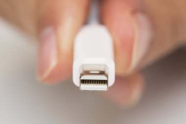 thunderbolt bağlayıcı elini tutar