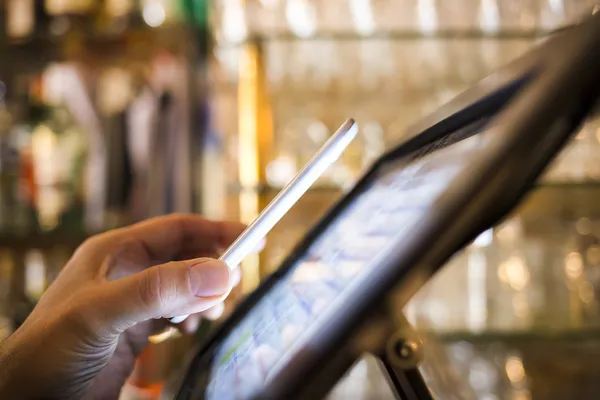 Man paying with NFC technology on mobile phone, in restaurant, b — Stock Photo, Image