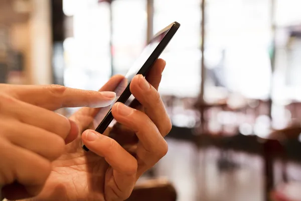 Mann benutzt Mobiltelefon in Restaurant, Café, Bar — Stockfoto