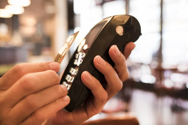 Man paying with NFC technology on credit card, in restaurant, ba — Stock Photo, Image