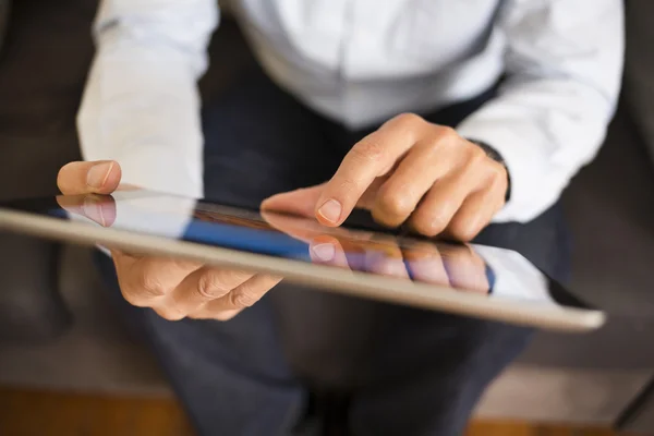 Homem usando um Tablet Pc no sofá, interior — Fotografia de Stock