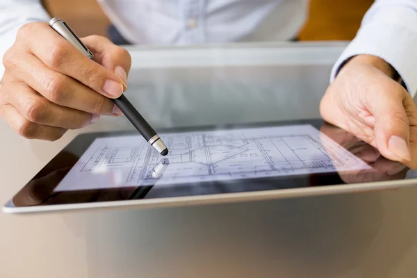 kalemi ve dijital tablet pc çalışan mimar