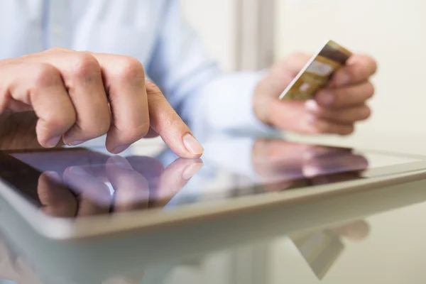 Man som håller surfplatta och kreditkort inomhus, Shopping online — Stockfoto