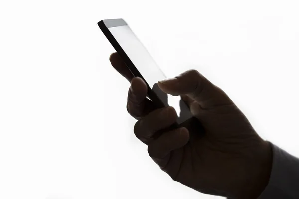 Beyaz arka plan üzerinde bir cep telefonu kullanan adam — Stok fotoğraf