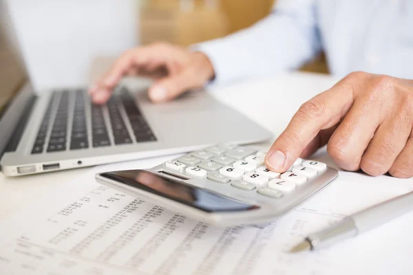 Man doet zijn boekhouding, financieel adviseur werkt — Stockfoto