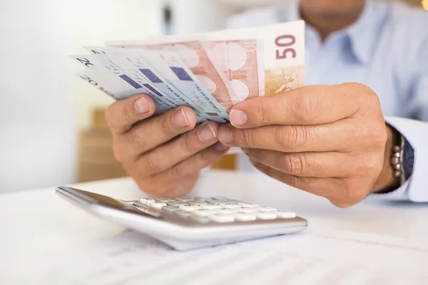 Hombre haciendo su contabilidad, asesor financiero trabajando —  Fotos de Stock