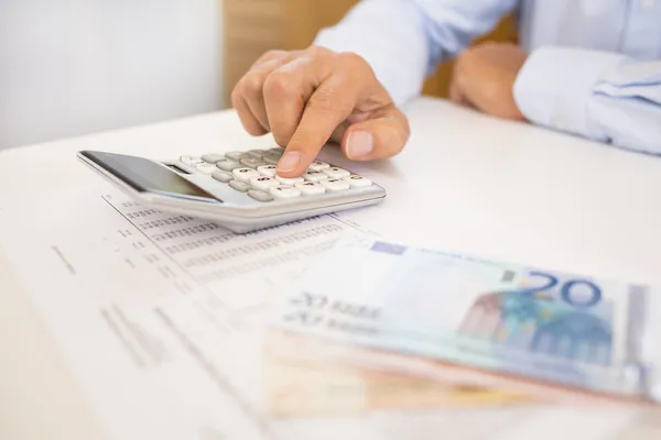 Man doet zijn boekhouding, financieel adviseur werkt — Stockfoto