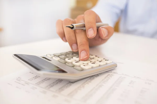 Man doet zijn boekhouding, financieel adviseur werkt — Stockfoto