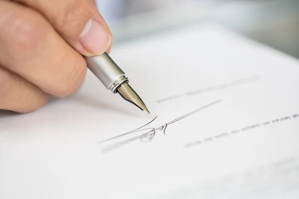 Empresário está assinando um contrato, foco na caneta — Fotografia de Stock