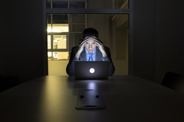 geç saatlere kadar laptop işadamı