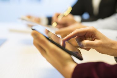 İş elleriyle belgeleriyle çalışma