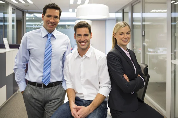 Радостная деловая команда в офисе — стоковое фото