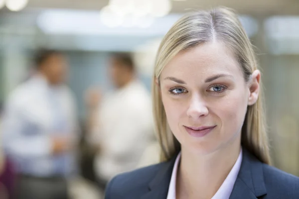 Jonge zakenvrouw in functie — Stockfoto