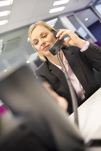 Empresária falando ao telefone — Fotografia de Stock