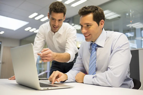 Businessmen working on project on laptop — Stock Photo, Image