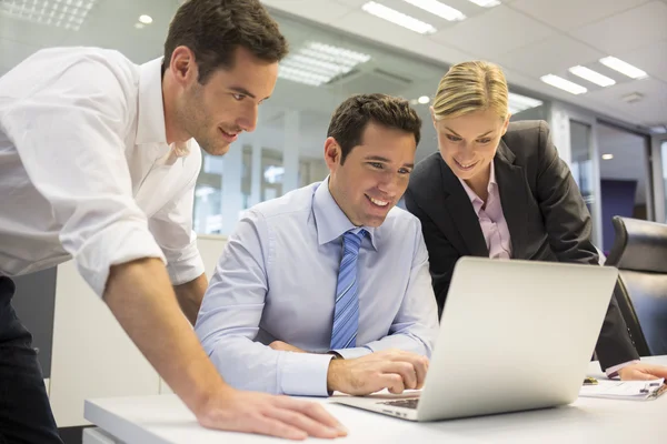 Lavoro di pianificazione del team aziendale in ufficio — Foto Stock