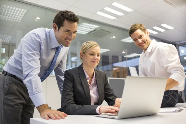 Lavoro di pianificazione del team aziendale in ufficio — Foto Stock