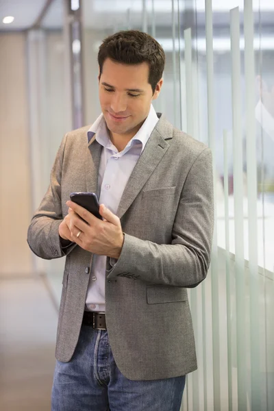 携帯電話で入力するビジネスマン — ストック写真