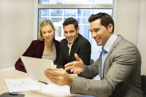 Architect presenting project to couple — Stock Photo, Image