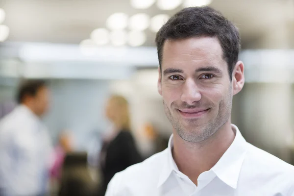 Hombre de negocios guapo en la sala de oficinas —  Fotos de Stock