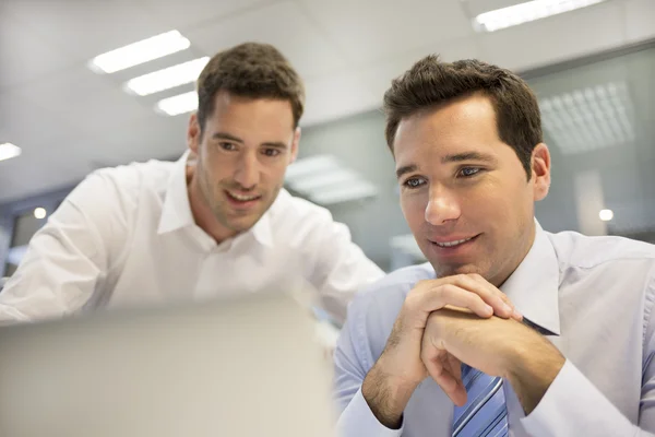 Les hommes d'affaires travaillant ensemble avec un ordinateur portable — Photo