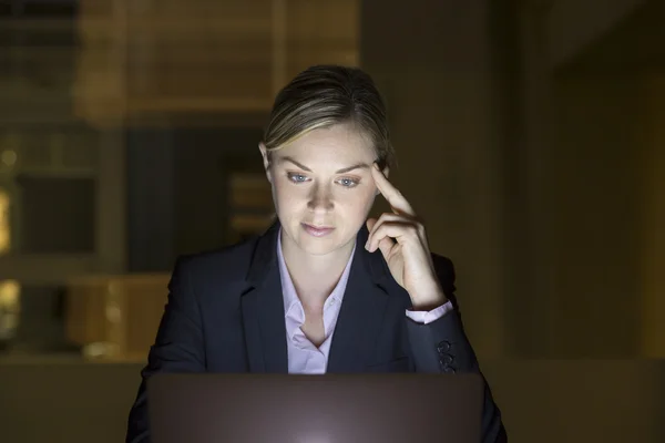 Affärskvinna jobbar sent i office — Stockfoto