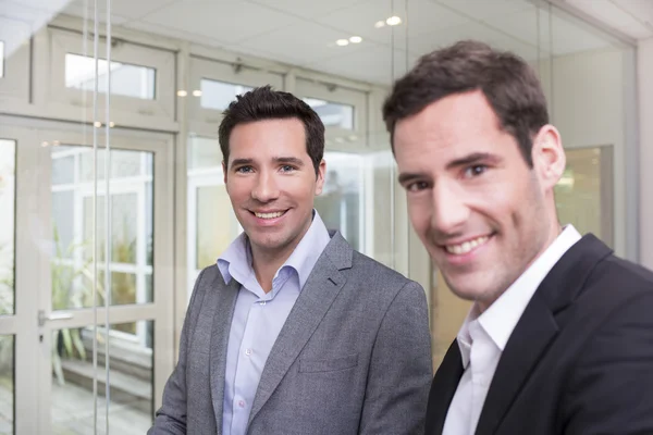 Empresarios trabajando juntos en la oficina — Foto de Stock