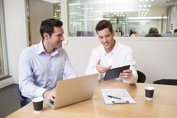 Des hommes d'affaires travaillant ensemble — Photo