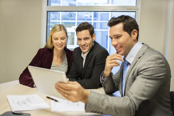 Real-estate agent presenting project on tablet — Stock Photo, Image