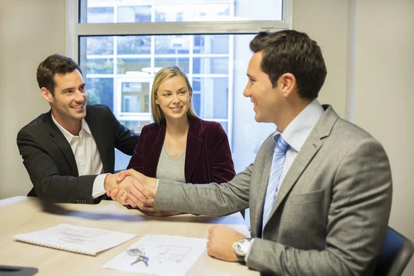 Pareja con asesor financiero — Foto de Stock