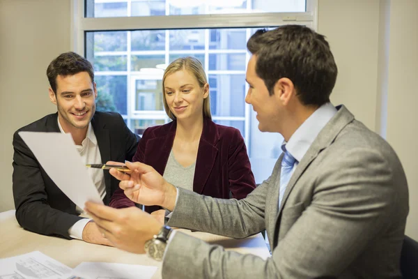 Couple signing contract — Stock Photo, Image