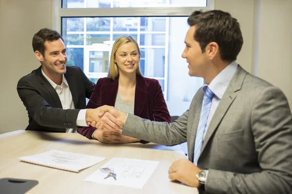 Echtpaar met financieel adviseur — Stockfoto