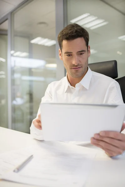 Hombre de negocios que trabaja con la tableta PC — Foto de Stock