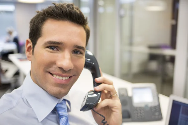 Businessman talking on phone — Stock Photo, Image