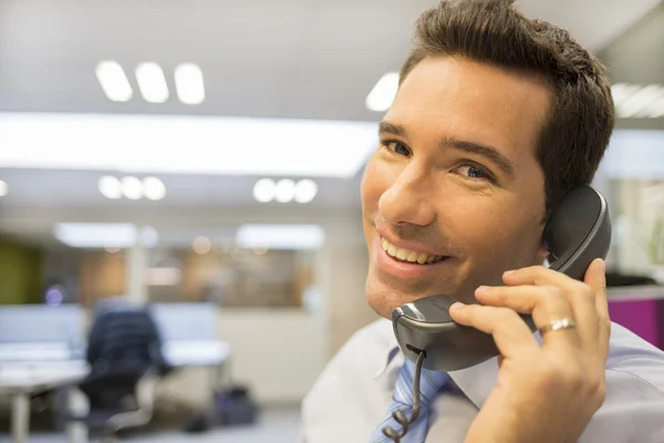 Uomo d'affari che parla al telefono — Foto Stock