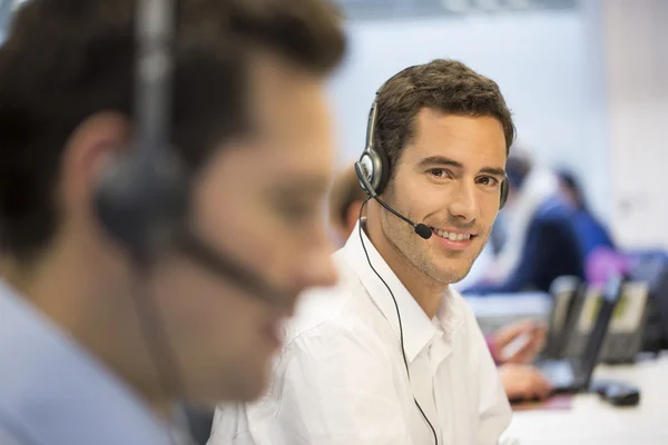 Empresário no telefone com fone de ouvido — Fotografia de Stock