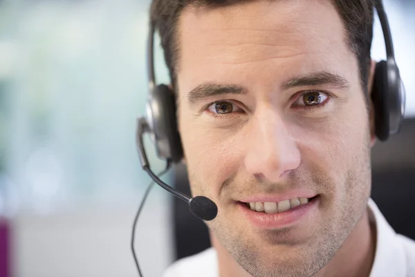 Zakenman aan de telefoon met headset — Stockfoto