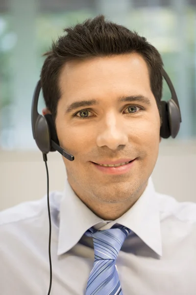 Empresário no telefone com fone de ouvido — Fotografia de Stock